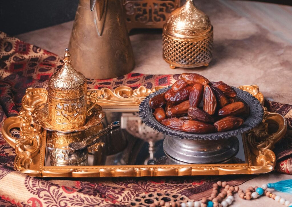 Daktyle na srebrnej paterze oraz tradycyjne arabskie naczynia podczas ramadanu
