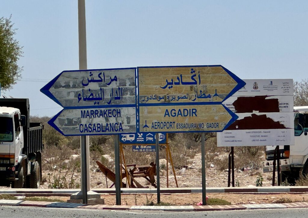 Drogowskazy w Maroku wskazujące kierunki Marrakesz, Agadir i Casablanca