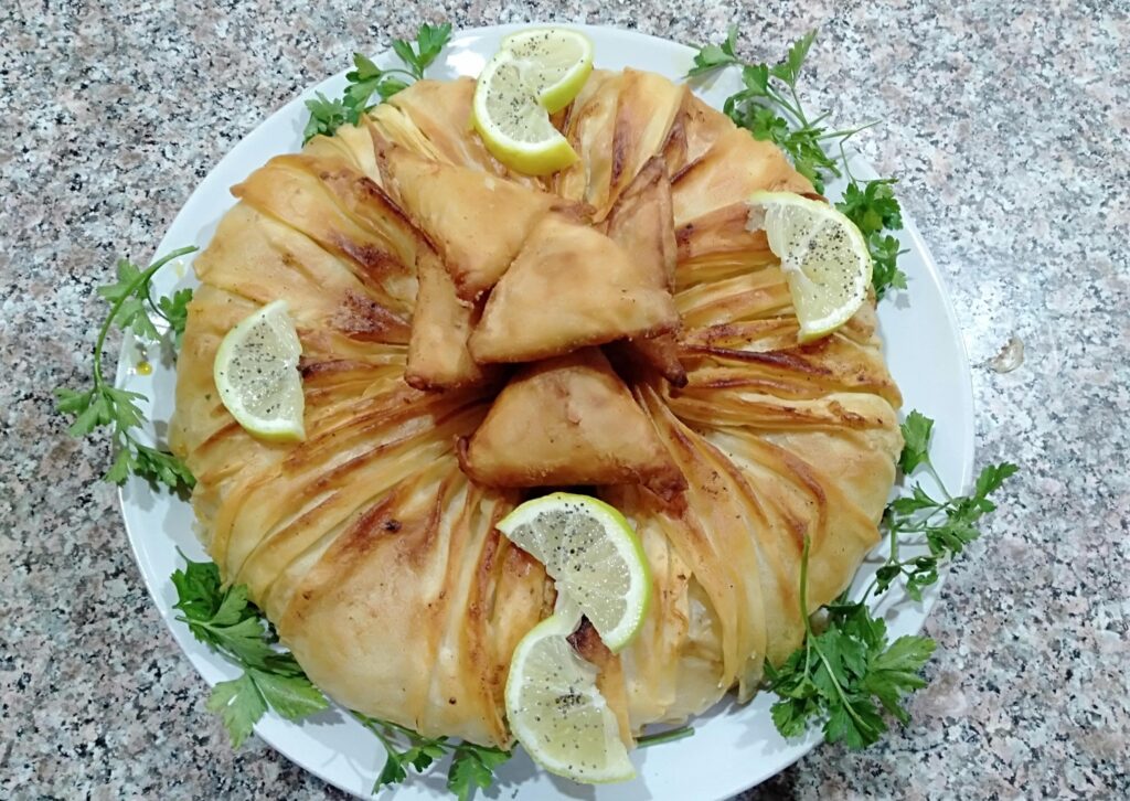 Pastilla – marokańskie danie z ciasta filo w słodko-wytrawnej odsłonie, podane z cytryną