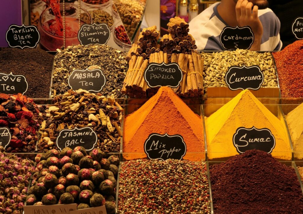 Stoisko z arabskimi przyprawami – kardamon, kurkuma, sumak i mieszanki pieprzu na orientalnym targu