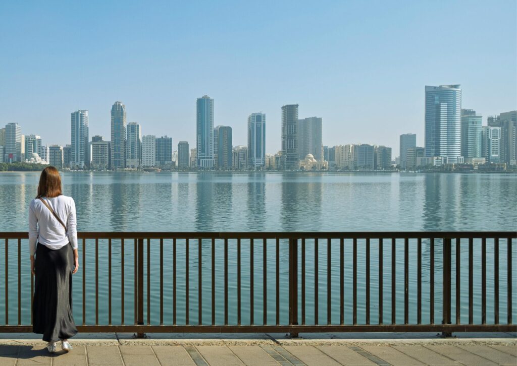 Widok na nowoczesną panoramę miasta nad wodą w Zjednoczonych Emiratach Arabskich