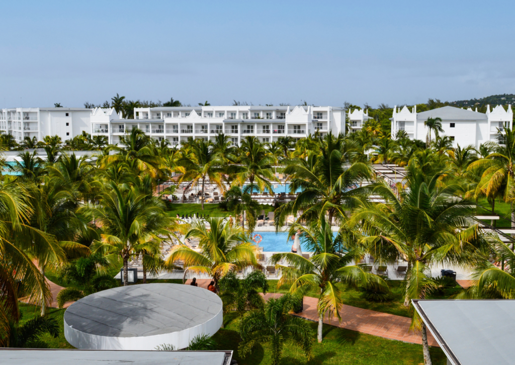Resort hotelowy otoczony palmami i basenami na Jamajce