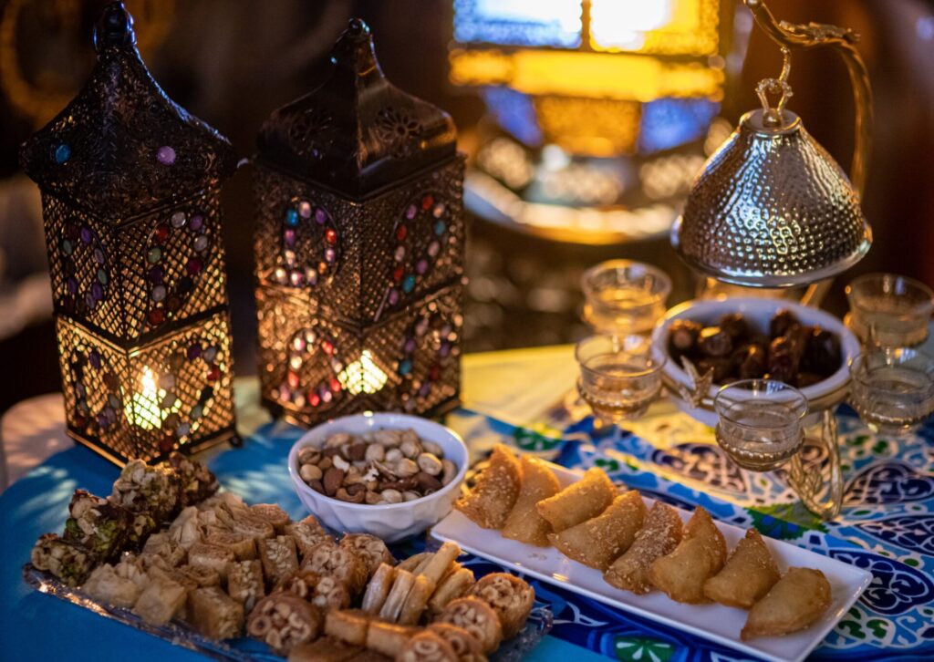 Stół z arabskimi słodkościami, orzechami i lampionami podczas iftaru w Egipcie