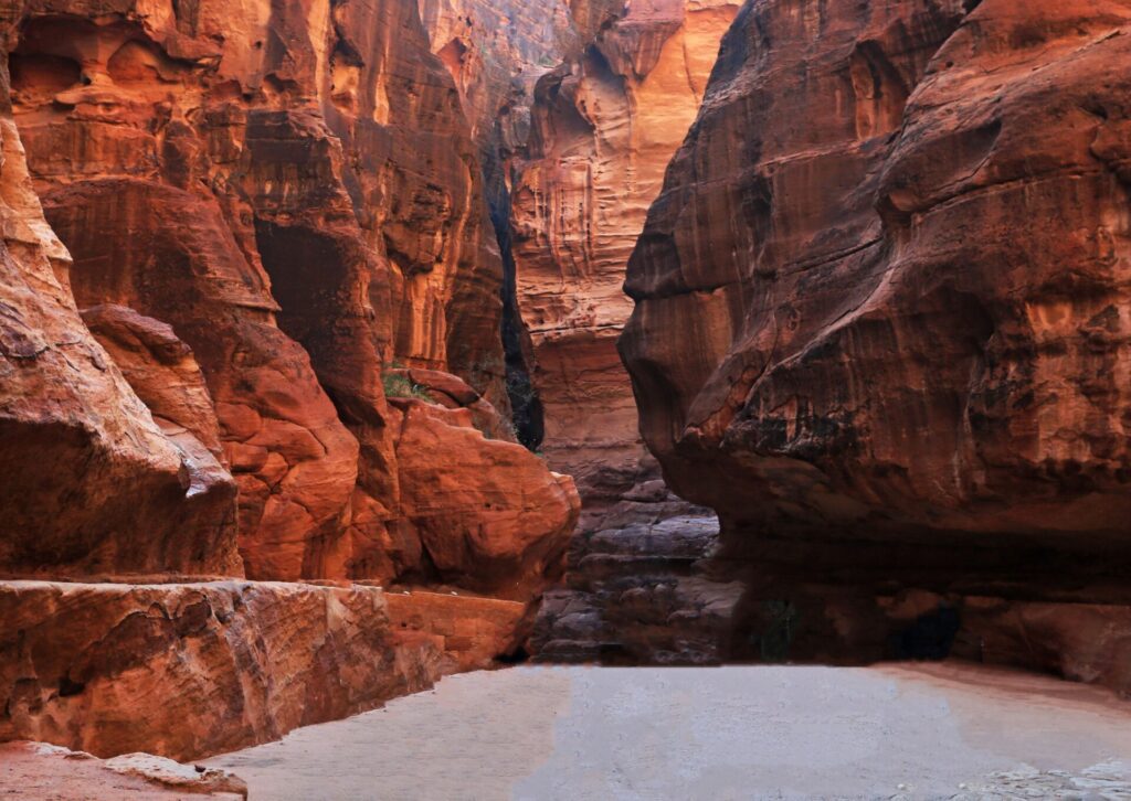 Wąski kanion Siq prowadzący do miasta Petra w Jordanii