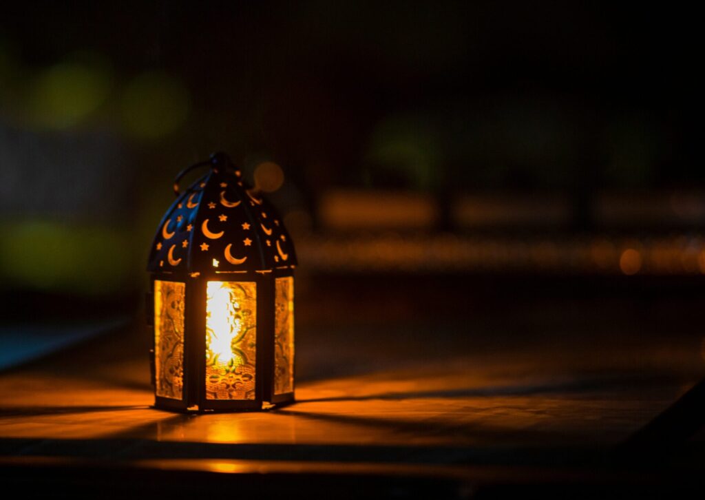 Tradycyjny lampion fanous ze świecą zapalony po zachodzie słońca w Egipcie