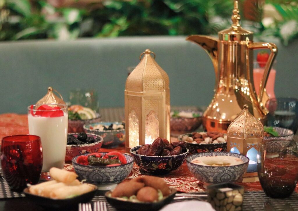 Stół z tradycyjnymi potrawami i daktylami podczas wieczornego iftaru w Turcji