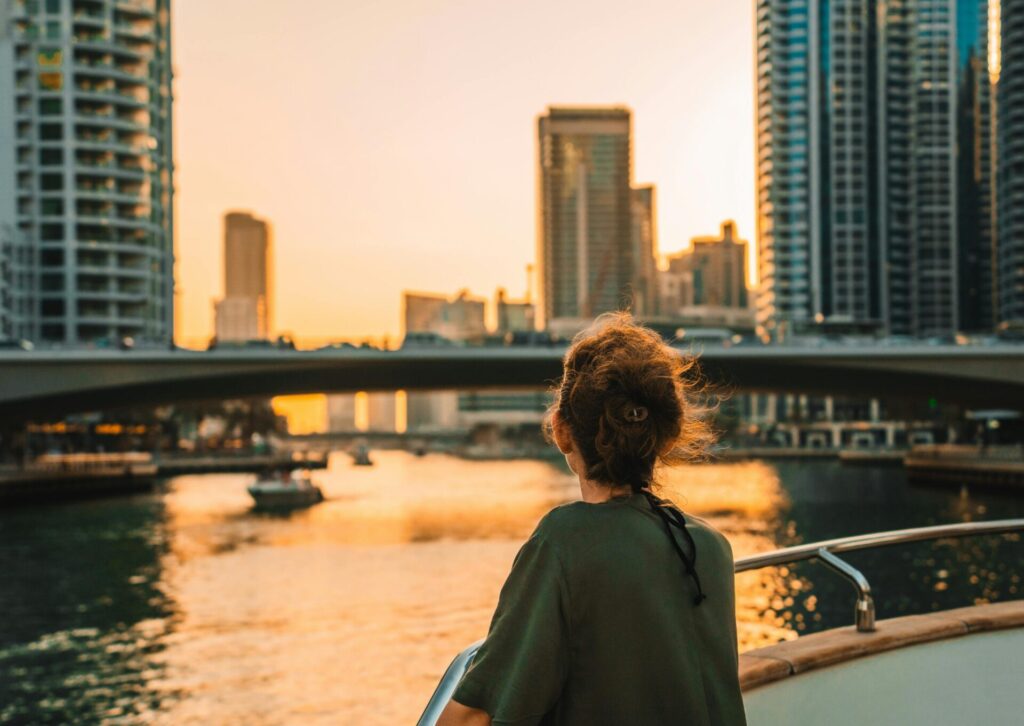 Widok na Dubai Marina o zachodzie słońca z perspektywy promenady nad wodą