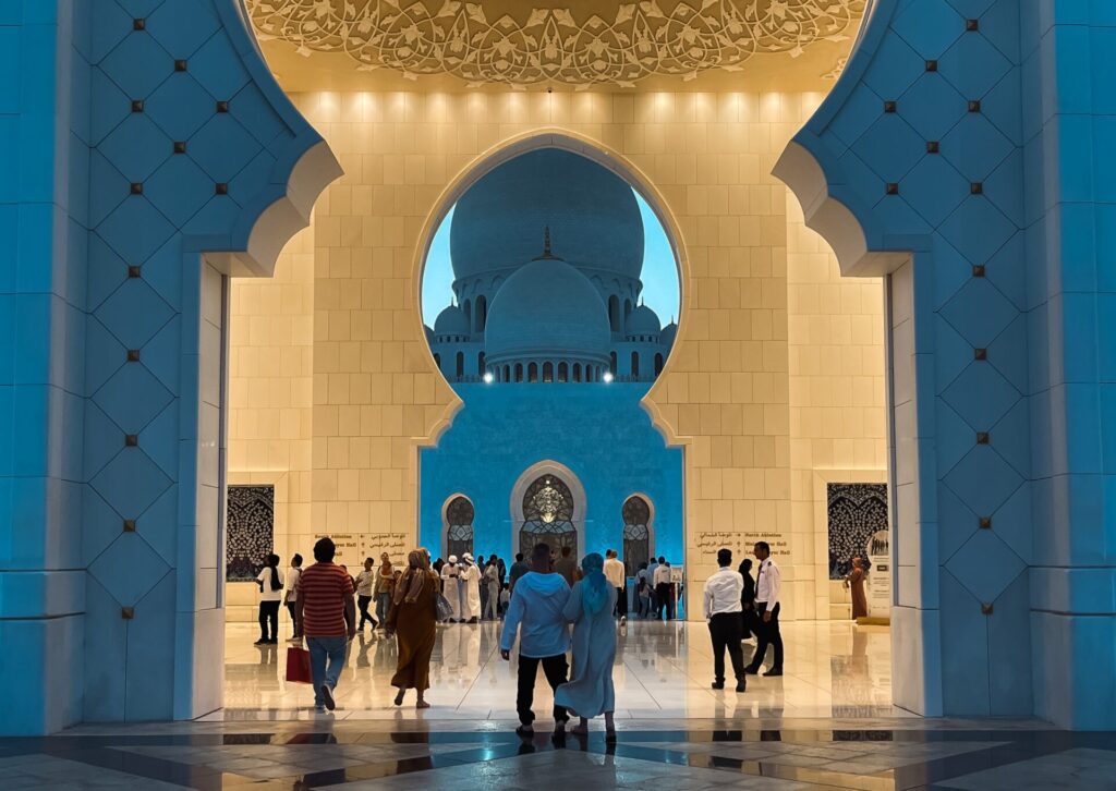 Wnętrze meczetu w Abu Dhabi z wiernymi i turystami podczas wieczornej modlitwy w czasie ramadanu