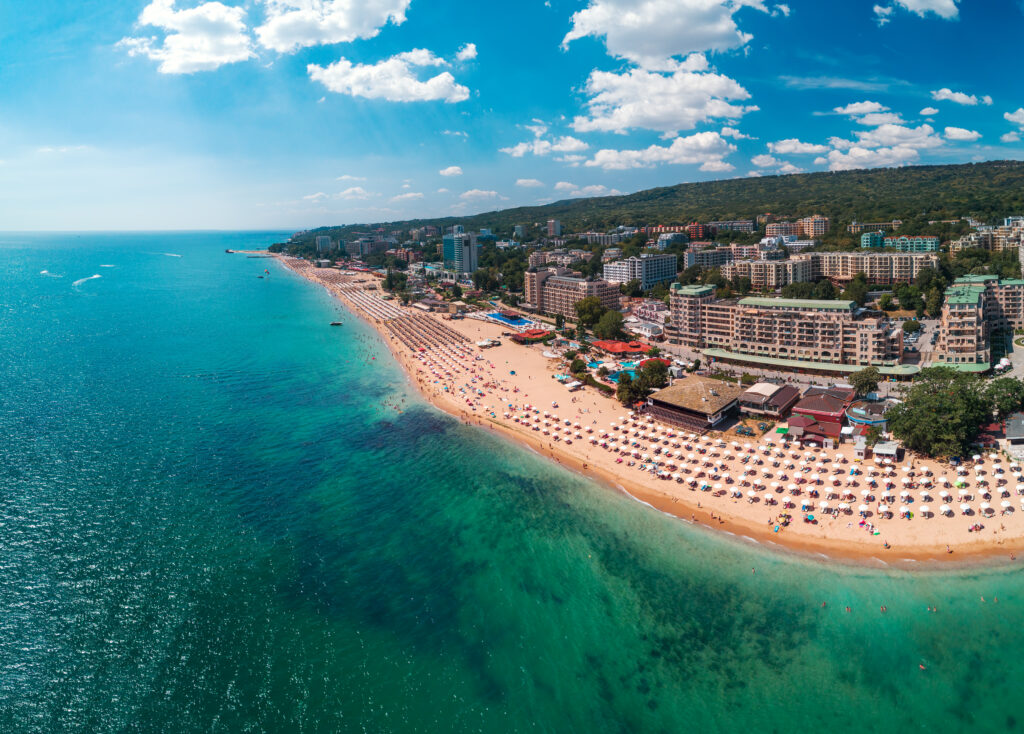 Plaża w Złotych Piaskach, popularny kurort wakacyjny nad Morzem Czarnym