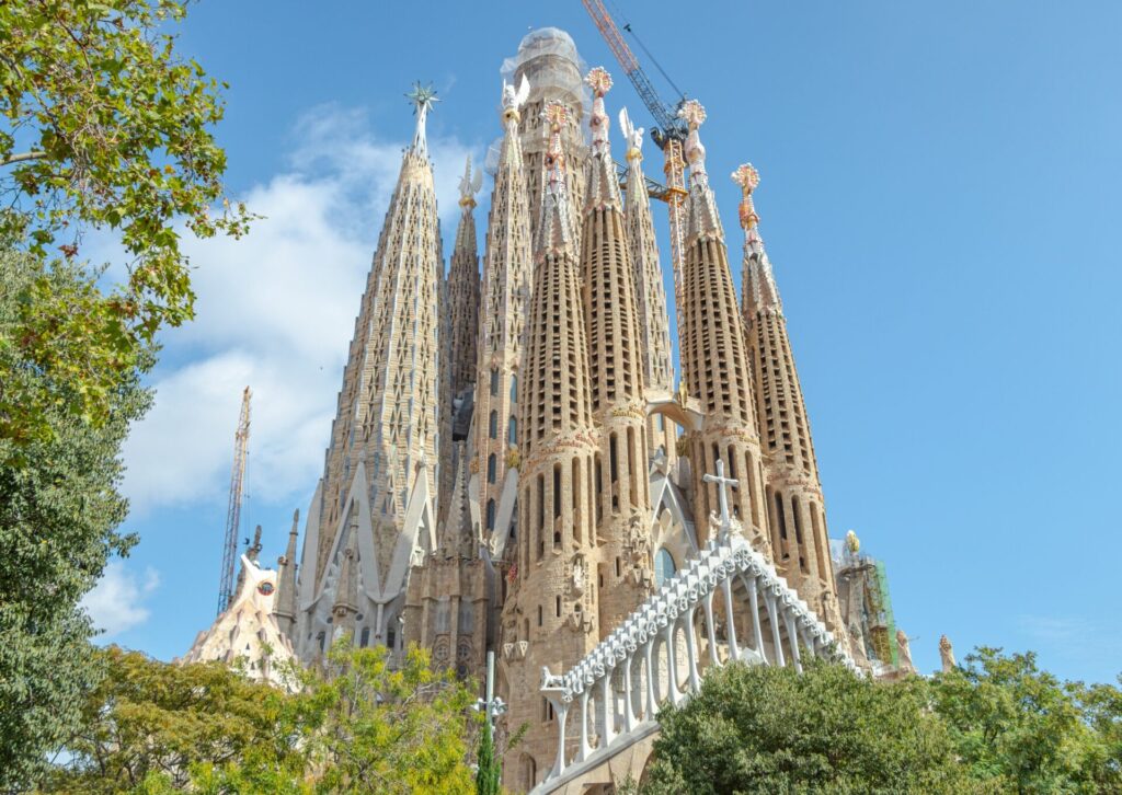Sagrada Familia w Barcelonie – jedna z najważniejszych atrakcji podczas majówki w Hiszpanii