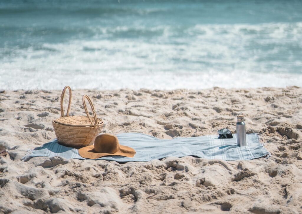Majówka za granicą – relaks na plaży podczas słonecznego długiego weekendu majowego