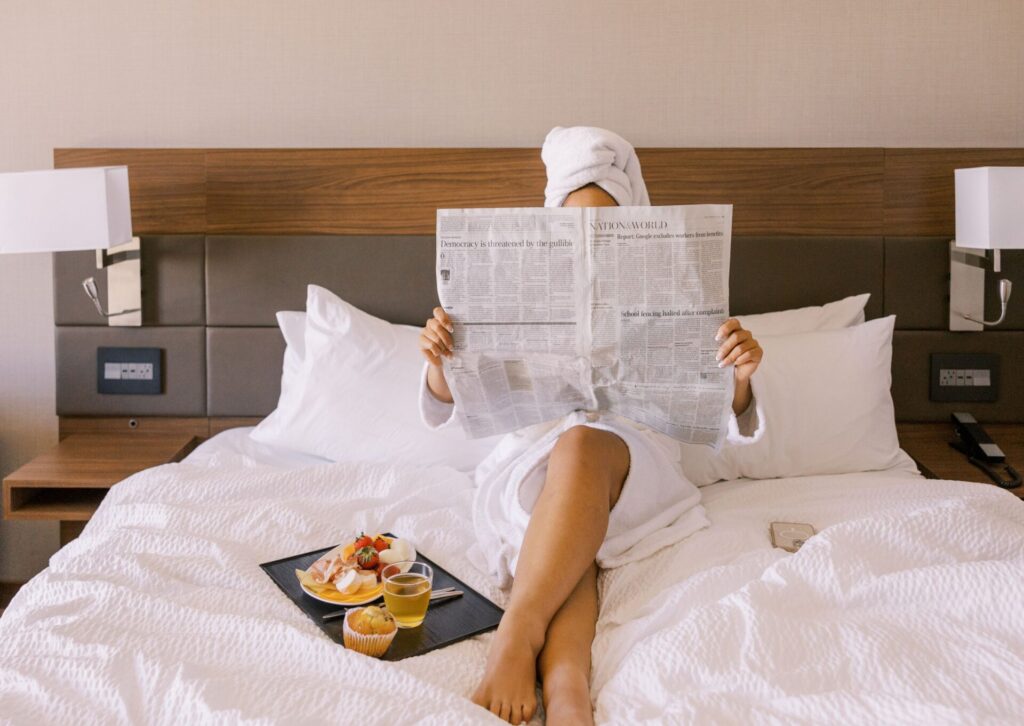 Śniadanie w łóżku w hotelu jako przykład tego jak wygląda all inclusive w praktyce