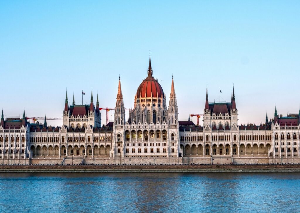 Parlament w Budapeszcie nad Dunajem – jedna z najważniejszych atrakcji turystycznych stolicy Węgier