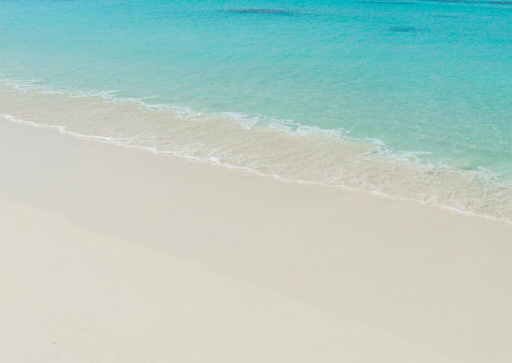 Jasna piaszczysta plaża z łagodnym zejściem do turkusowego morza w Hiszpanii