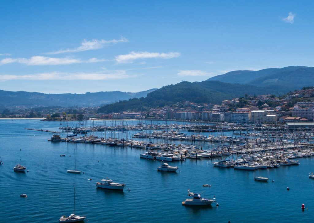 Port jachtowy i marina w jednym z miast Costa Brava nad Morzem Śródziemnym