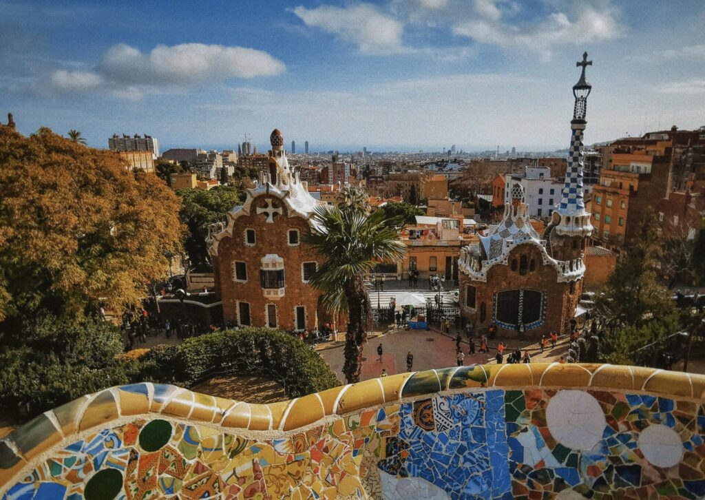 Park Güell w Barcelonie z widokiem na miasto – popularne miejsce podczas weekendu majowego w Hiszpanii