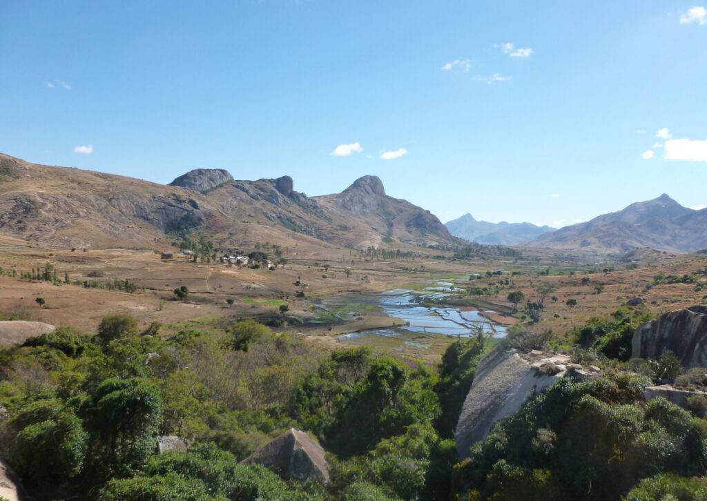 Górzysty krajobraz Madagaskaru z doliną i polami ryżowymi