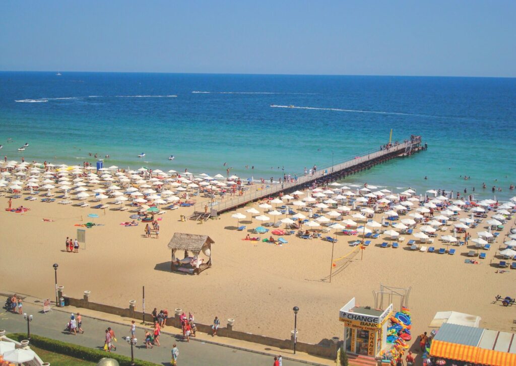 Plaża i molo w Słonecznym Brzegu w Bułgarii z widokiem na Morze Czarne
