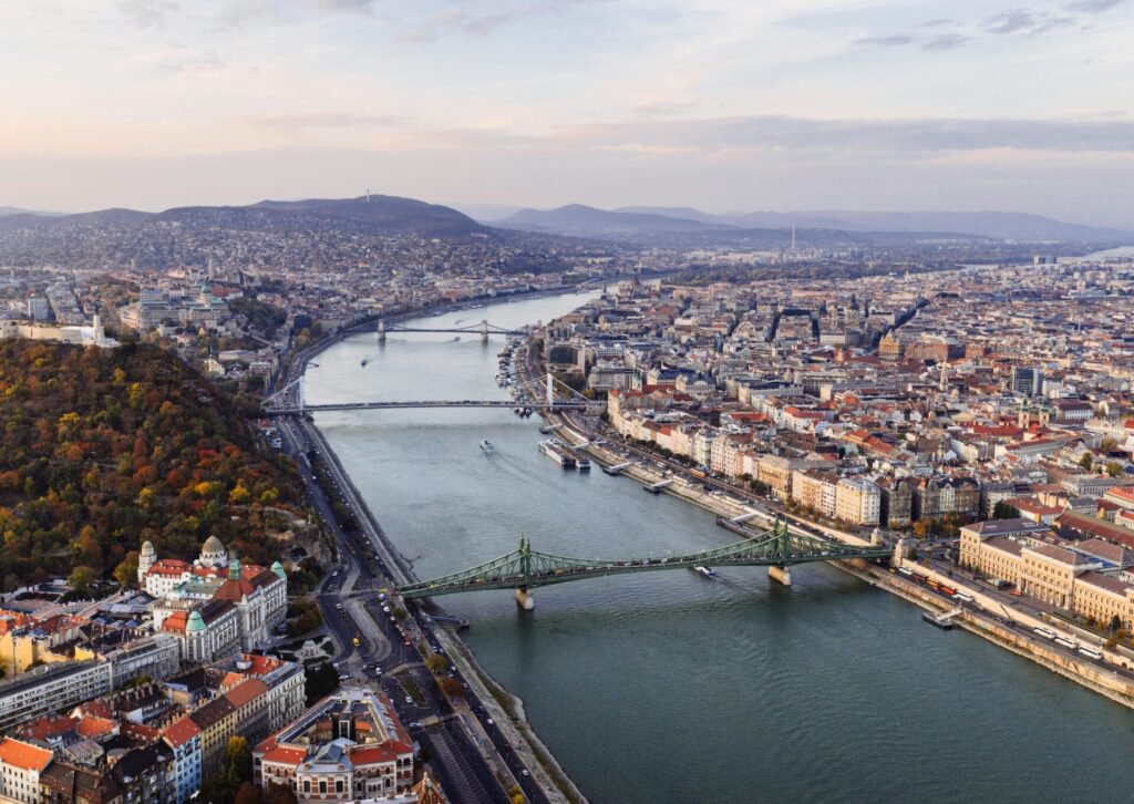 Panorama Budapesztu z Dunajem i mostami – widok na najciekawsze miejsca w Budapeszcie