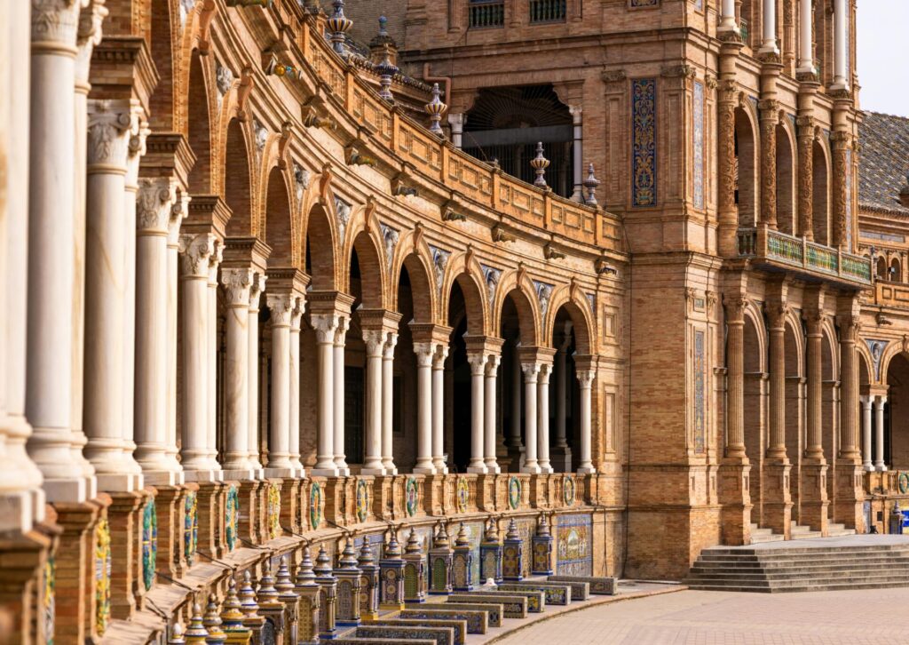 Arkady i ceramiczne zdobienia na Plaza de España w Sewilli
