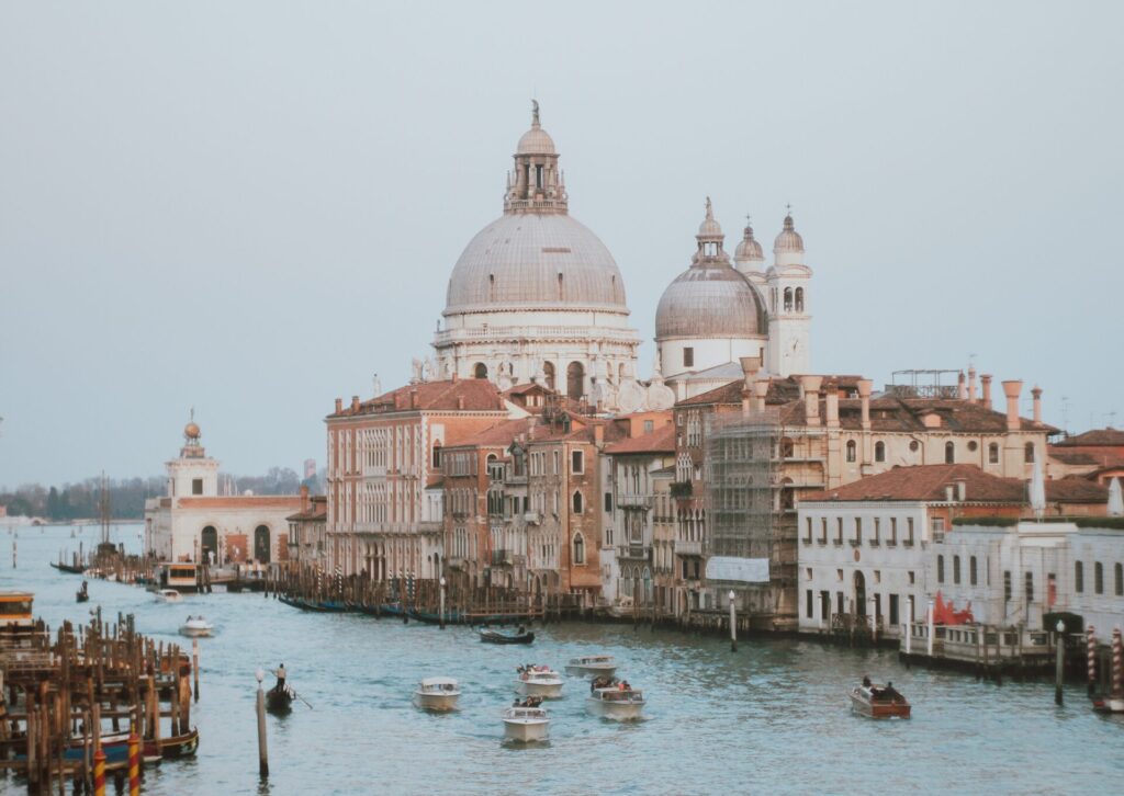 Widok na kanał w Wenecji i bazylikę Santa Maria della Salute – jedno z najpiękniejszych miast Europy