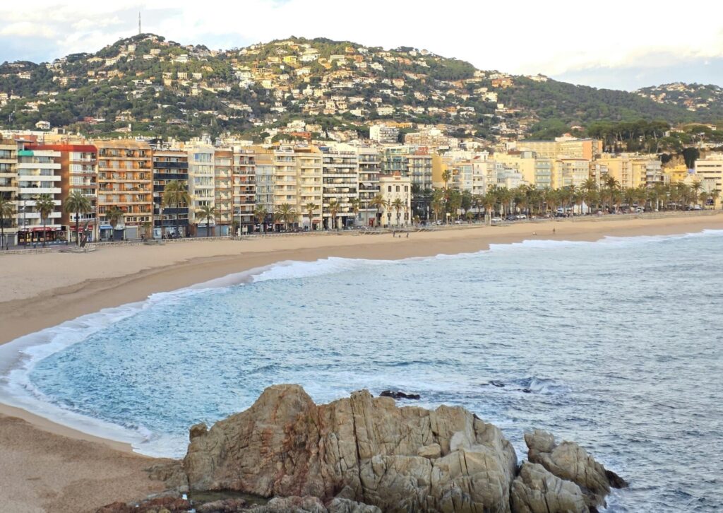 Plaża i nadmorska zabudowa w Lloret de Mar na wybrzeżu Costa Brava