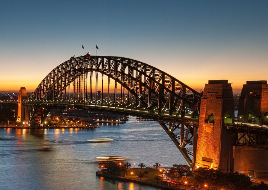 Most Sydney Harbour Bridge o zachodzie słońca nad zatoką w Sydney