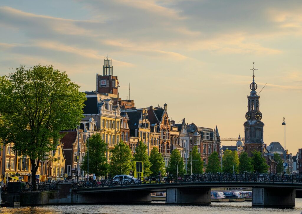 Historyczne kamienice i most w centrum Amsterdamu nad rzeką Amstel