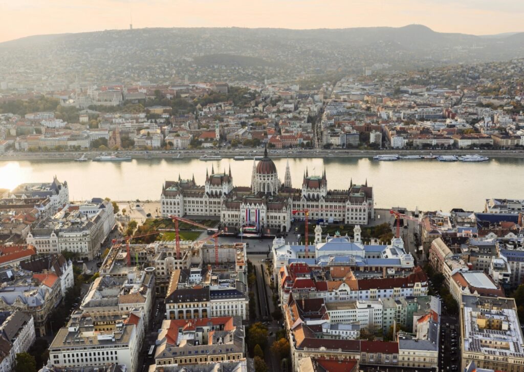 Widok na parlament i centrum Budapesztu z lotu ptaka – co warto zobaczyć w Budapeszcie