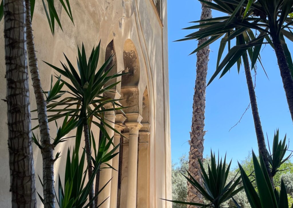 Mauretańska architektura i palmy w Andaluzji – charakterystyczny krajobraz południa Hiszpanii