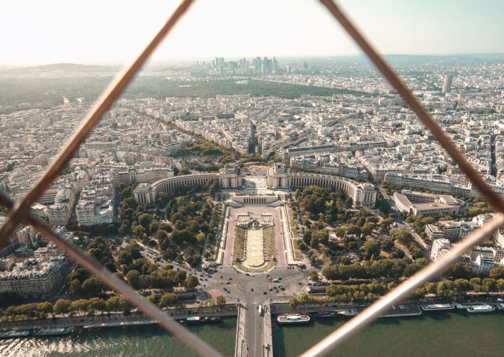 Widok na panoramę Paryża z Wieży Eiffla oraz plac Trocadéro