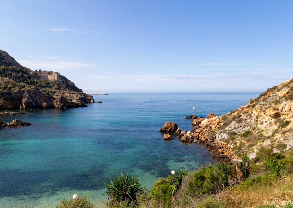 Skaliste wybrzeże i spokojna zatoka Costa Brava nad Morzem Śródziemnym