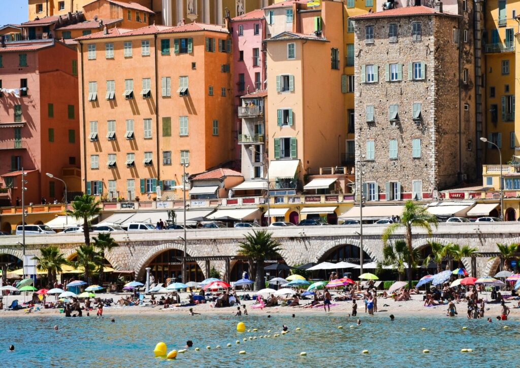 Plaża i kolorowa zabudowa w nadmorskim mieście Chorwacji