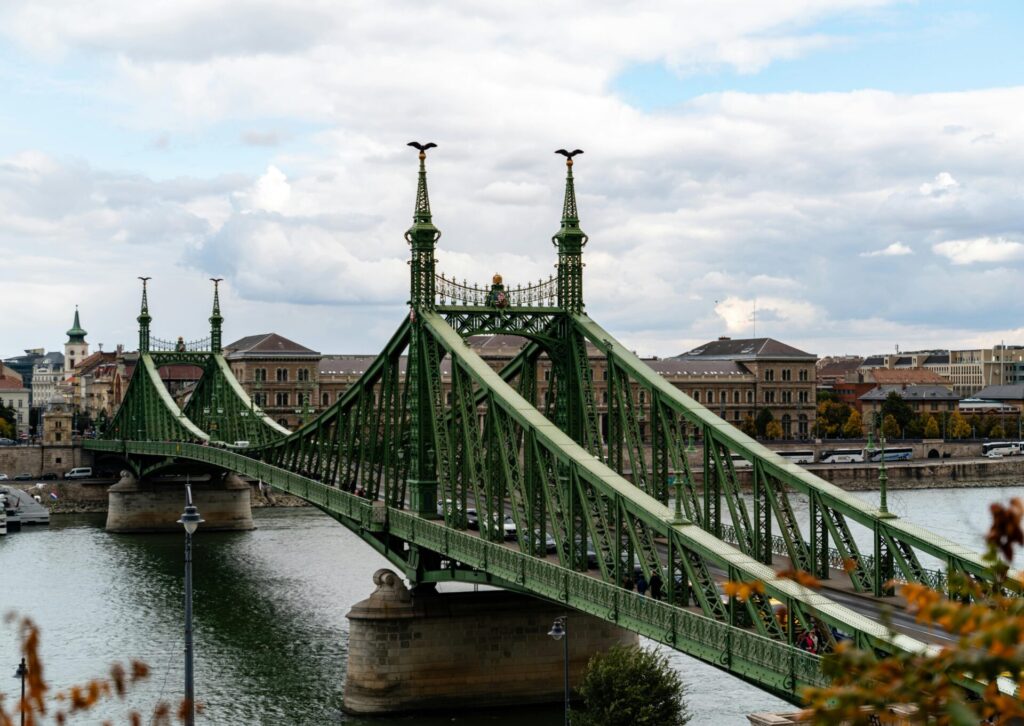 Most Wolności nad Dunajem w Budapeszcie – charakterystyczna atrakcja miasta