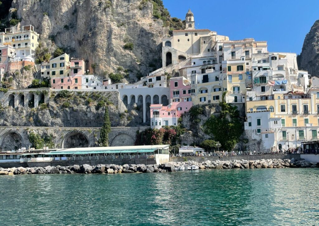 Amalfi na klifie nad Morzem Tyrreńskim – charakterystyczny krajobraz Włoch