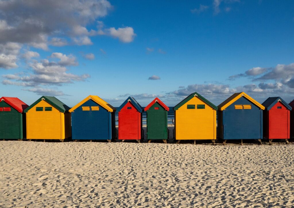 Kolorowe domki plażowe w Muizenberg w Republice Południowej Afryki nad oceanem
