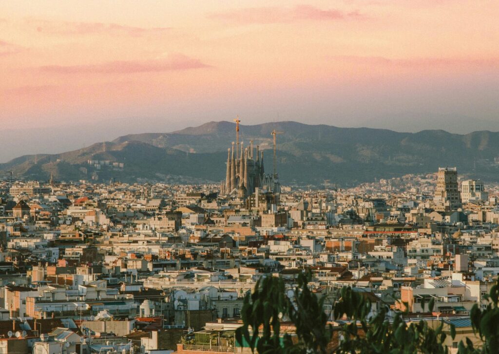 Panorama Barcelony z bazyliką Sagrada Familia w centrum miasta