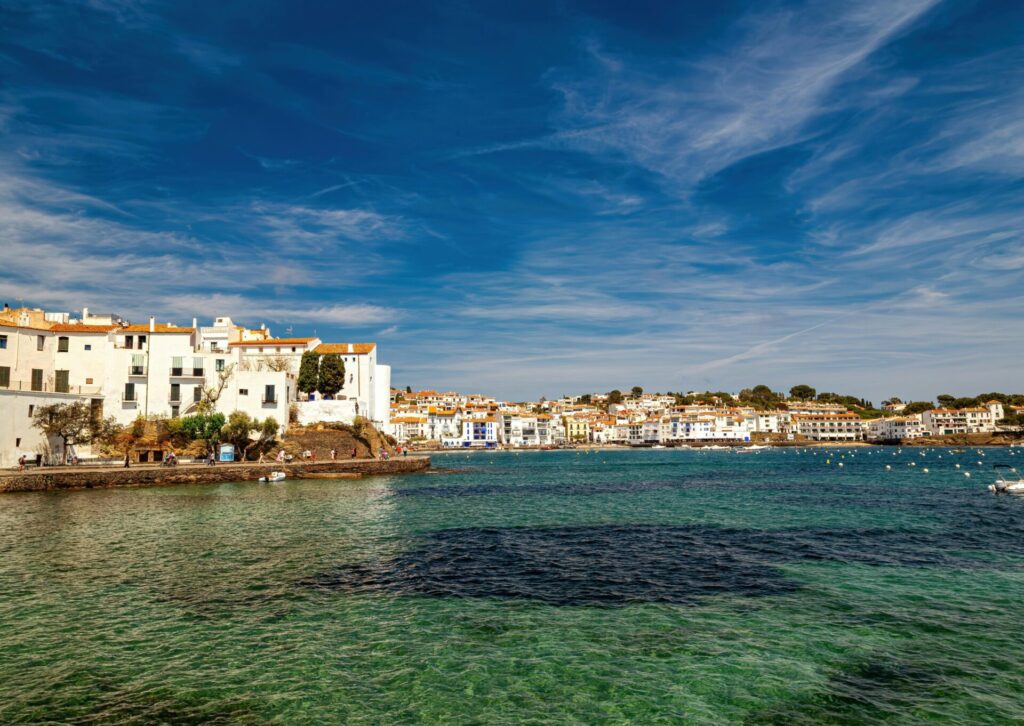 Białe domy i nadmorskie miasteczko Cadaqués na wybrzeżu Costa Brava
