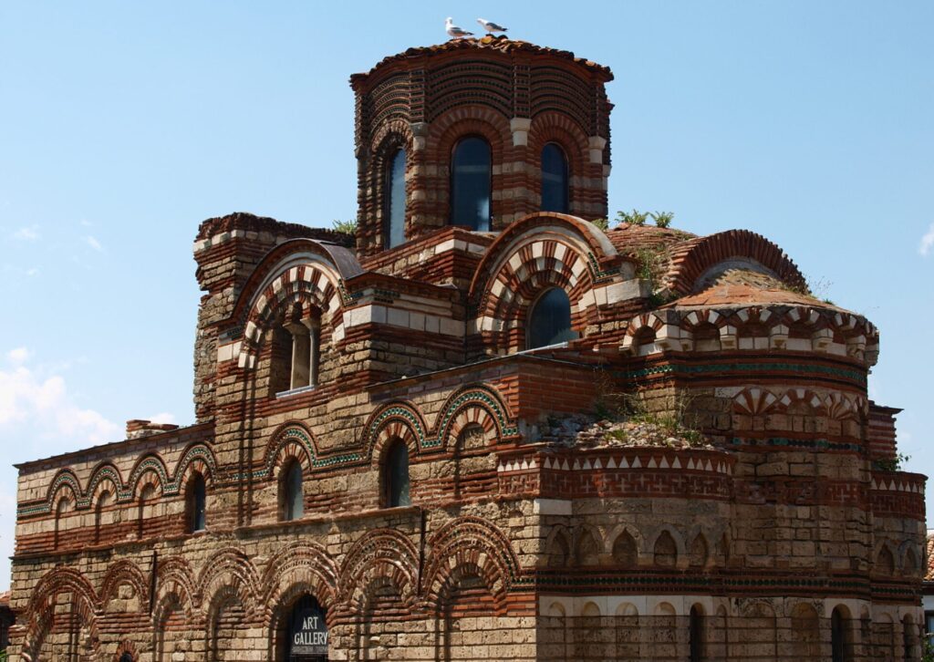 Zabytkowa cerkiew w Nesebyrze w Bułgarii z charakterystyczną architekturą