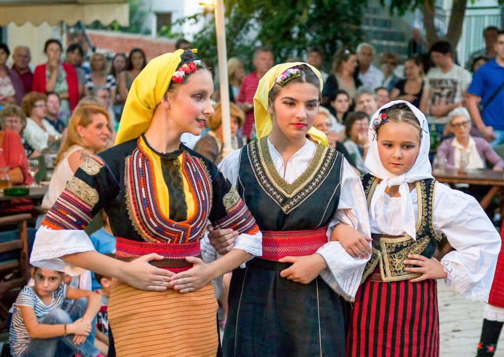 Dziewczęta w bułgarskich strojach ludowych podczas występu folklorystycznego