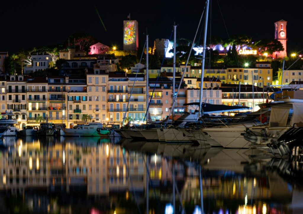 Port jachtowy nocą w nadmorskim mieście Chorwacji