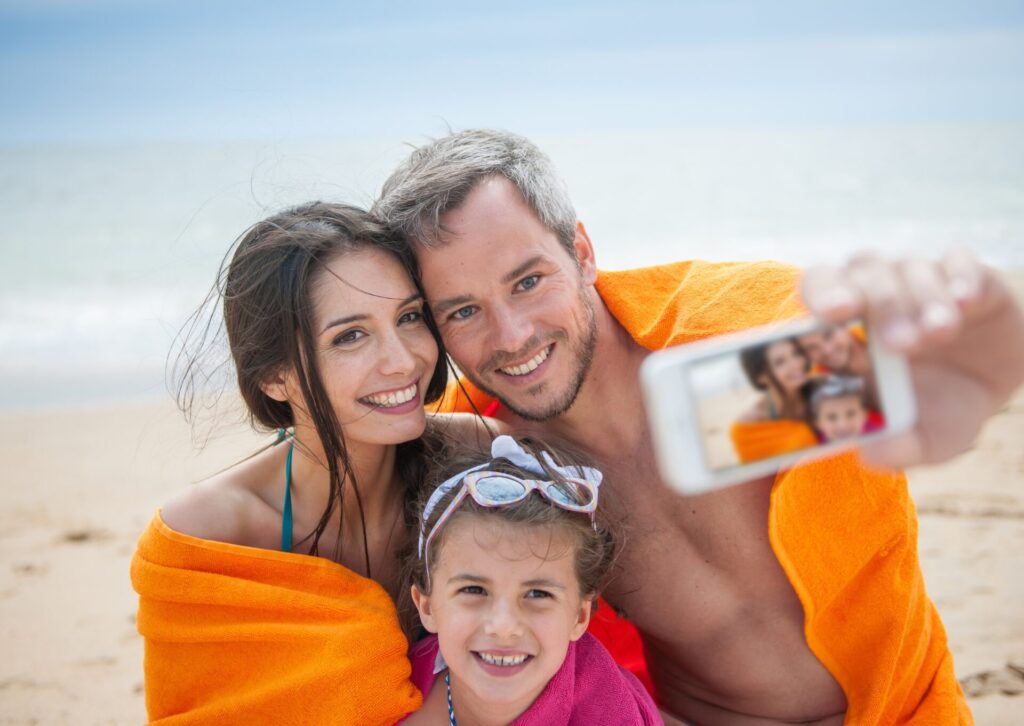 Rodzina robiąca selfie na plaży w Słonecznym Brzegu w Bułgarii