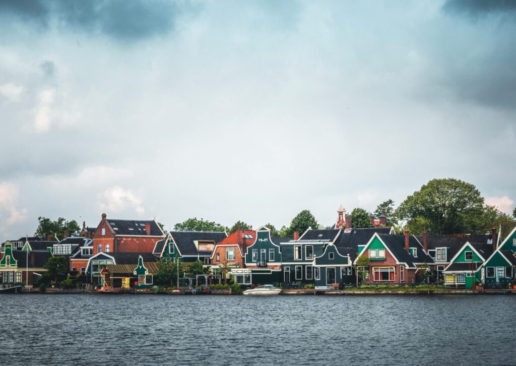 Kolorowe domy nad wodą w Holandii w pobliżu Amsterdamu