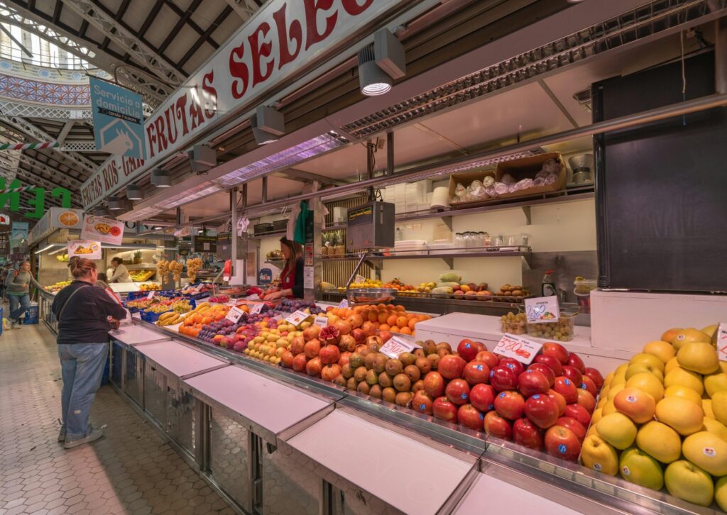 Stoisko z owocami na Mercado Central w Walencji – popularny targ w Hiszpanii