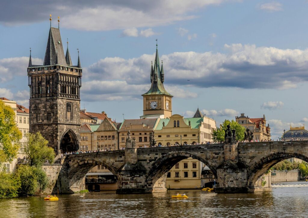 Most Karola w Pradze nad Wełtawą z historyczną zabudową starego miasta
