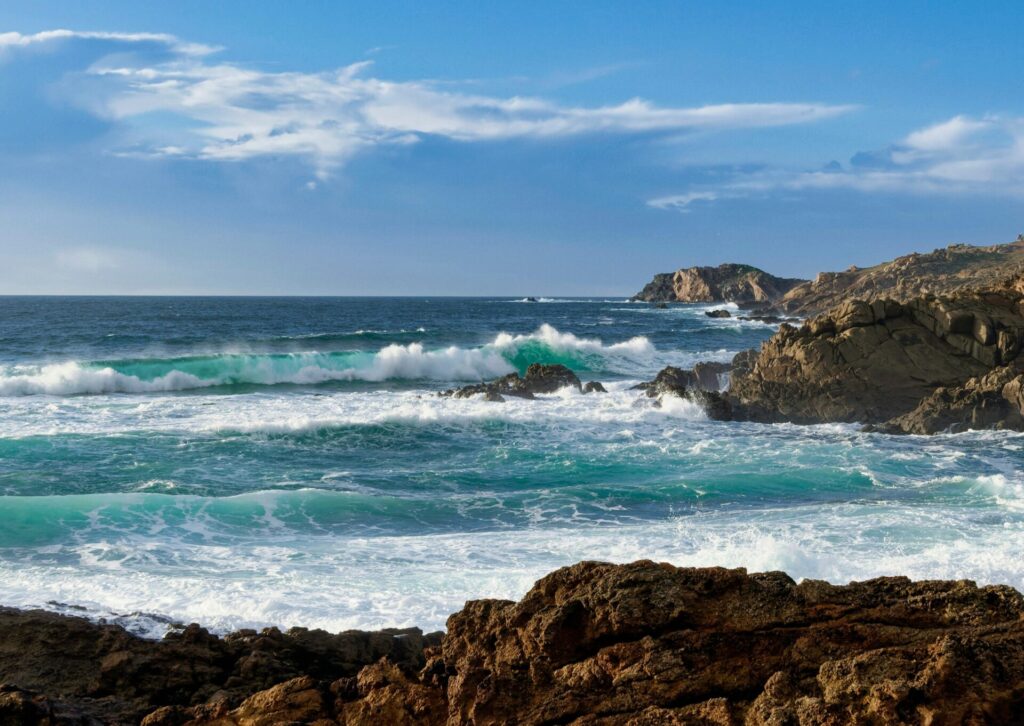 Fale rozbijające się o skaliste klify na wybrzeżu Costa Brava