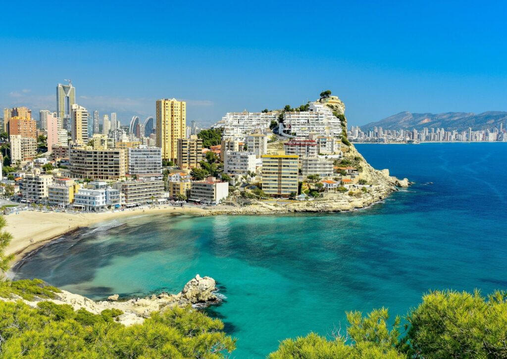 Panorama wybrzeża Costa Blanca w Hiszpanii z turkusowym morzem
