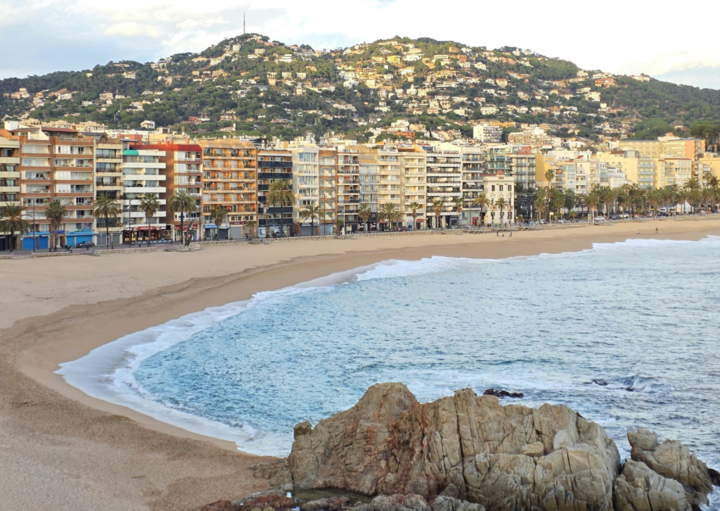 Widok na zatokę i miasto Lloret de Mar na wybrzeżu Costa Brava w Hiszpanii