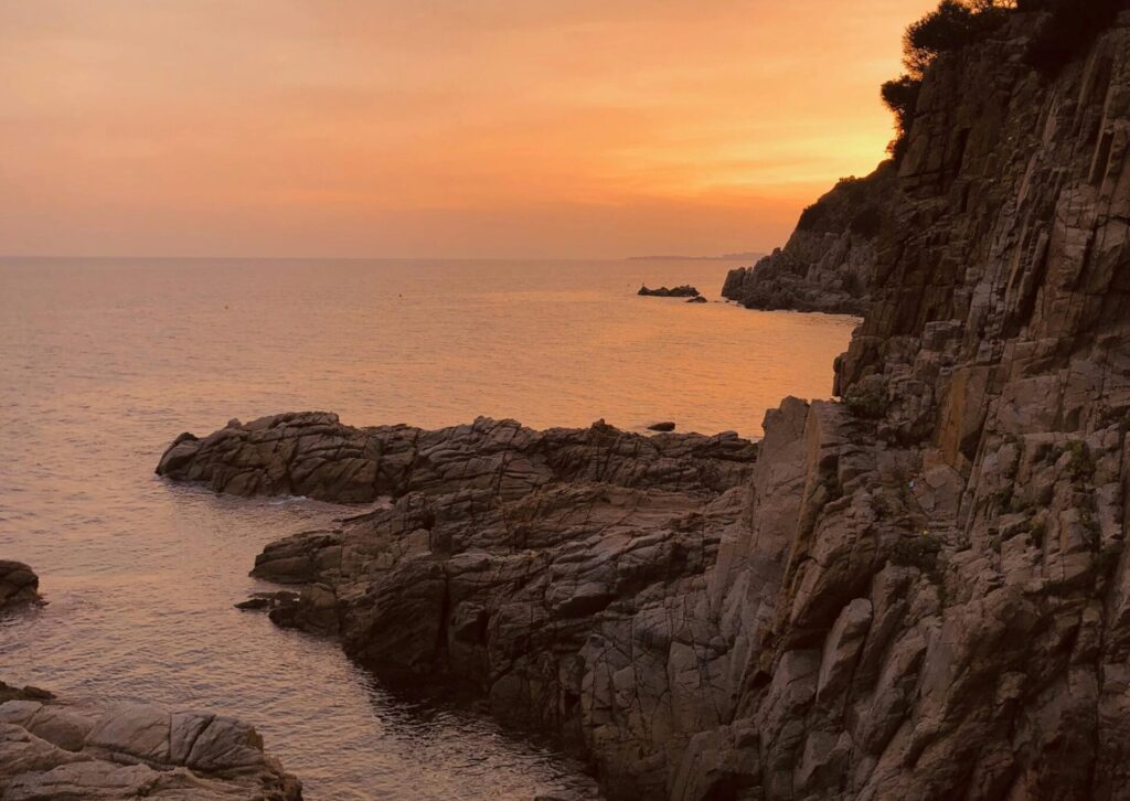 Skaliste klify Costa Brava o zachodzie słońca nad Morzem Śródziemnym