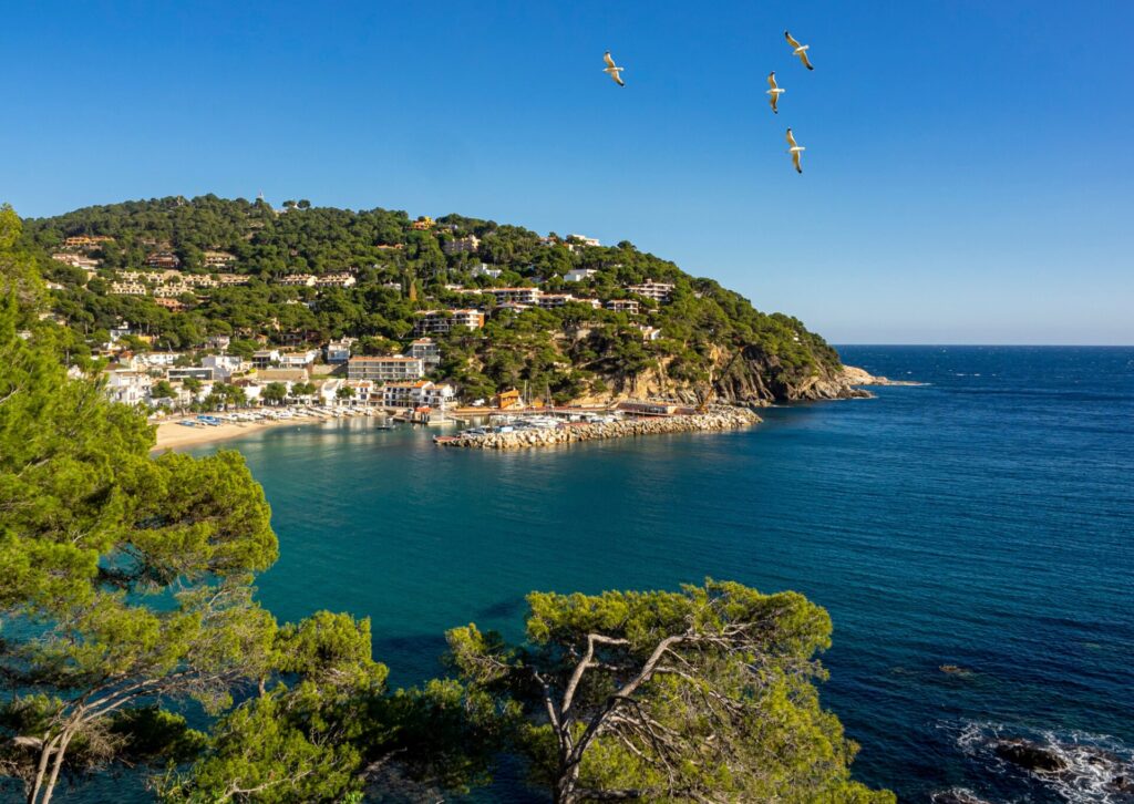 Majówka w Hiszpanii – nadmorskie miasteczko na Costa Brava i turkusowe morze